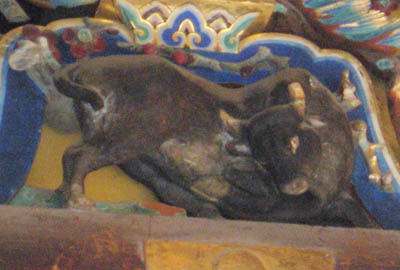 京都北野天満宮に数ある牛の像のうち、唯一の立った姿の神牛