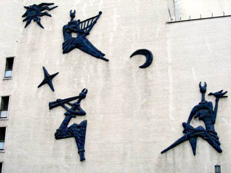 フェスティバルホールの南壁面にあるレリーフ「牧神、音楽を楽しむの図」。