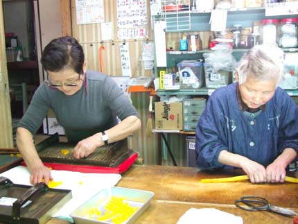 飴づくりをする幸枝さん（右）と俊子さん（左）