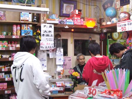 店番の忠夫さんとお菓子を買いに来た男の子たち