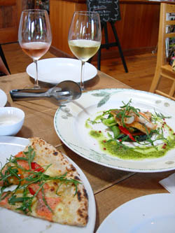 レストランフェルミエの白ワインとピッツァと魚料理
