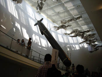 原爆資料館の展示物で、説明には現代の核兵器と記されていた。形は魚雷形の爆弾
