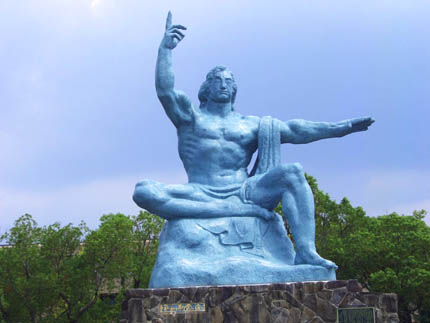 長崎・平和公園にある平和祈念像の正面写真