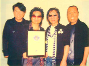 「つま恋101曲ライブ」ギネス世界記録認定証を持つスタレビのメンバー