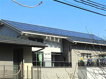 ソーラーパネル設置済みの近所の家。