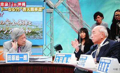 「沖縄に基地は要らない。沖縄を再び戦場にしてはならない」と訴える大田昌秀元沖縄県知事（右）