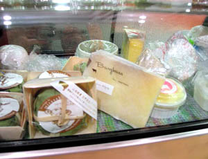 厳選されたチーズが並ぶカウンターケース