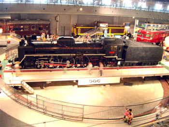 転車台に展示された蒸気機関車