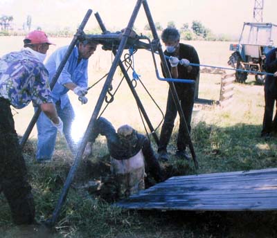 コソボ　井戸からあがった死体を回収する人たち